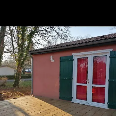 Vakantiepark Petite Maison Dans Village Ecuras
